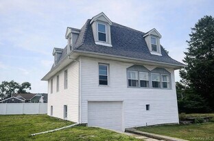 49 Gladys St in Lindenhurst, NY - Building Photo