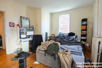 318 Saint Paul St, Unit 4 in Brookline, MA - Foto de edificio - Building Photo