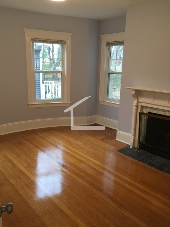 157 Bigelow St, Unit 1 in Boston, MA - Building Photo - Building Photo