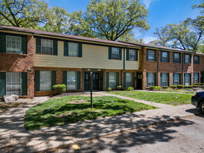 Woodhaven Oaks in Fort Wayne, IN - Building Photo - Building Photo