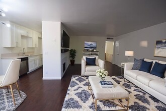 15128 Burbank Blvd, Unit 44-110 in Los Angeles, CA - Foto de edificio - Building Photo