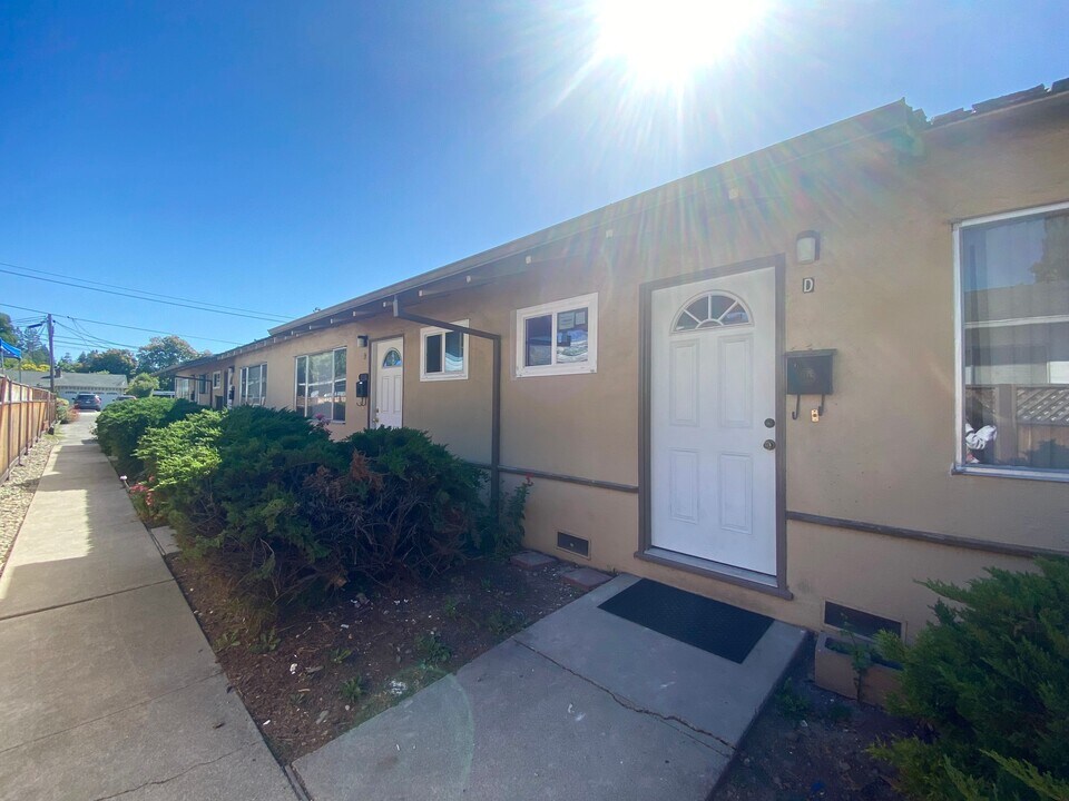 210 Murlagan Ave, Unit D in Mountain View, CA - Foto de edificio
