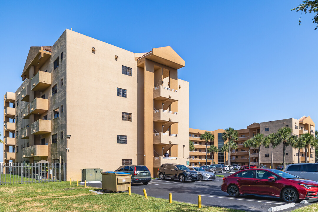 Celebrity Point Condos in Hialeah, FL - Building Photo