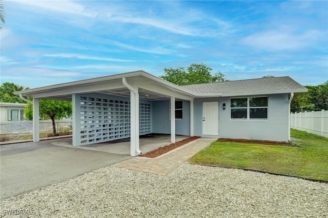 4516 W Alhambra Cir in Naples, FL - Foto de edificio