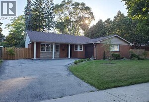 350 Oakwood Dr in Burlington, ON - Building Photo