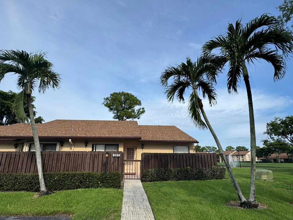 816 Sky Pine Way in Greenacres, FL - Building Photo