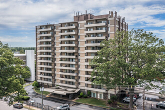 The Embassy Apartments in Memphis, TN - Foto de edificio - Building Photo