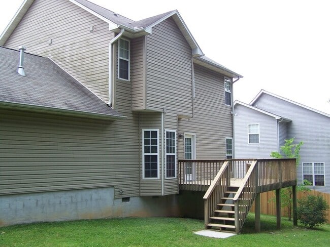 1821 Silver Cloud Ln in Knoxville, TN - Foto de edificio - Building Photo