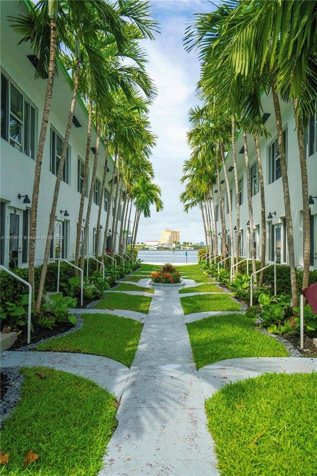 2180 Bay Dr in Miami Beach, FL - Foto de edificio - Building Photo