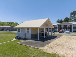 Town Creek Apartments in Columbiana, AL - Foto de edificio - Building Photo