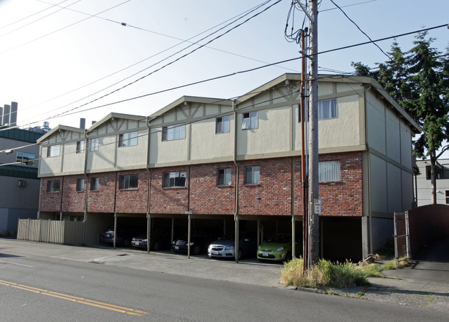 Tudor Manor in Seattle, WA - Foto de edificio - Building Photo