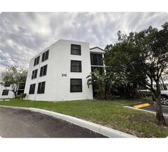 210 Lake Pointe Dr in Oakland Park, FL - Building Photo - Building Photo