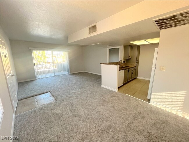 8070 W Russell Rd in Las Vegas, NV - Building Photo - Building Photo