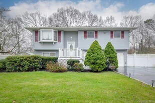 18 Brandywine Dr in Mastic, NY - Building Photo