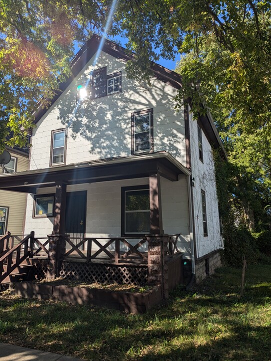 920 Woodlawn Ave in Rockford, IL - Foto de edificio