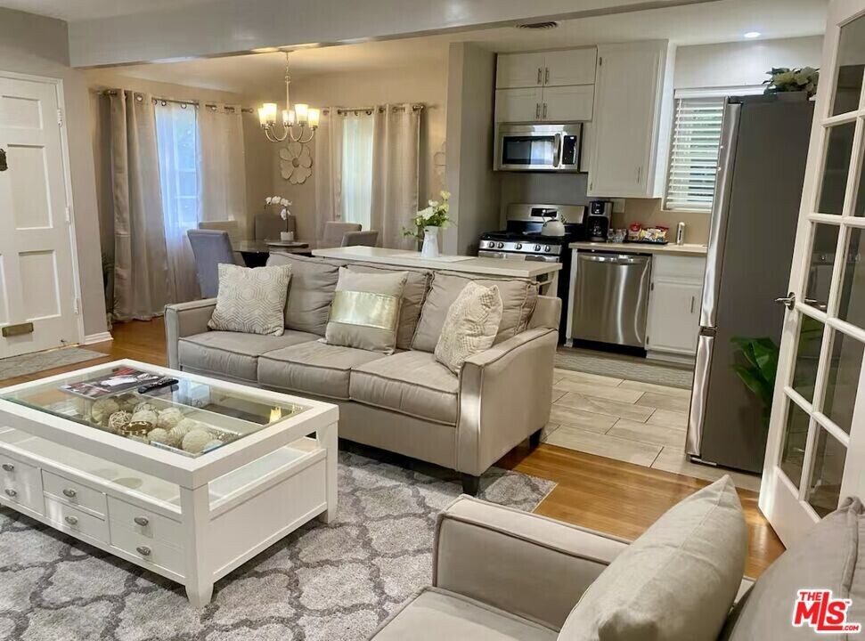 5944 Irvine Ave in Los Angeles, CA - Building Photo