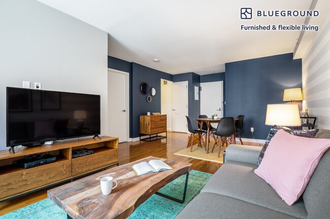 101 W 15th St in New York, NY - Building Photo - Building Photo