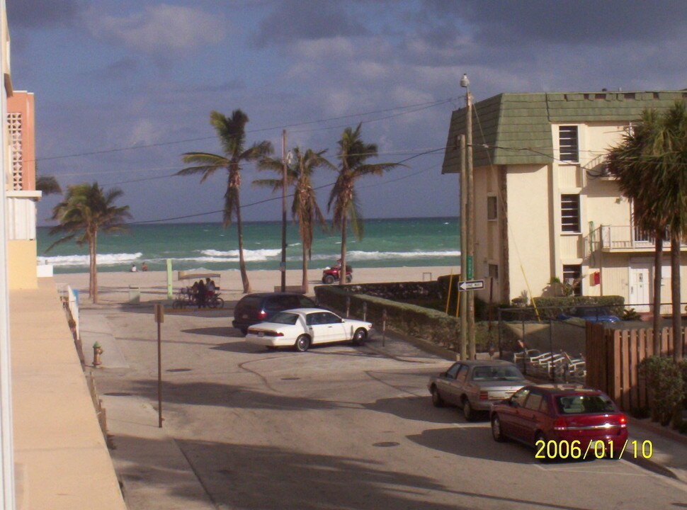 320 S Surf Rd-Unit -206 in Hollywood, FL - Building Photo