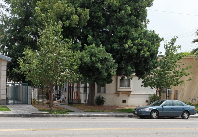 308 E Verdugo Ave in Burbank, CA - Foto de edificio - Building Photo