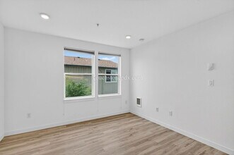 5635 NE Glisan St in Portland, OR - Foto de edificio - Building Photo