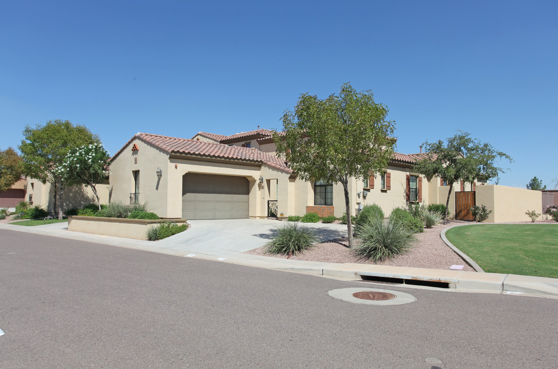 Crescent Falls at Fulton Ranch in Chandler, AZ - Building Photo