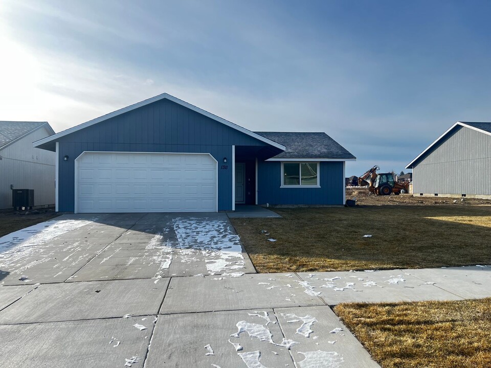 1311 Lancer St in Moses Lake, WA - Building Photo