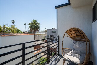 1341 N Mariposa Ave in Los Angeles, CA - Foto de edificio - Building Photo