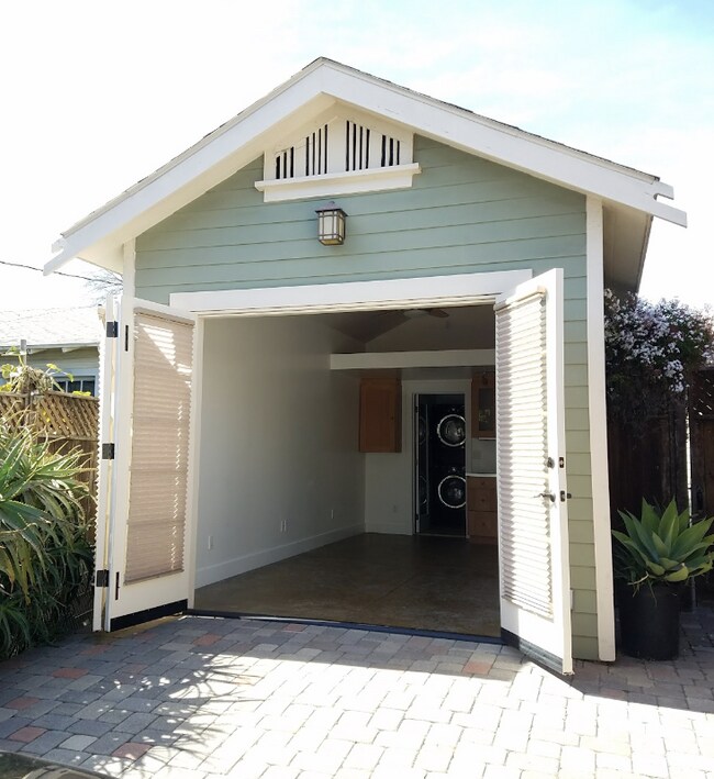 316 W Victoria St in Santa Barbara, CA - Foto de edificio - Building Photo