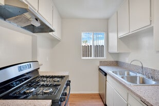 Beachside Apartments in Anaheim, CA - Building Photo