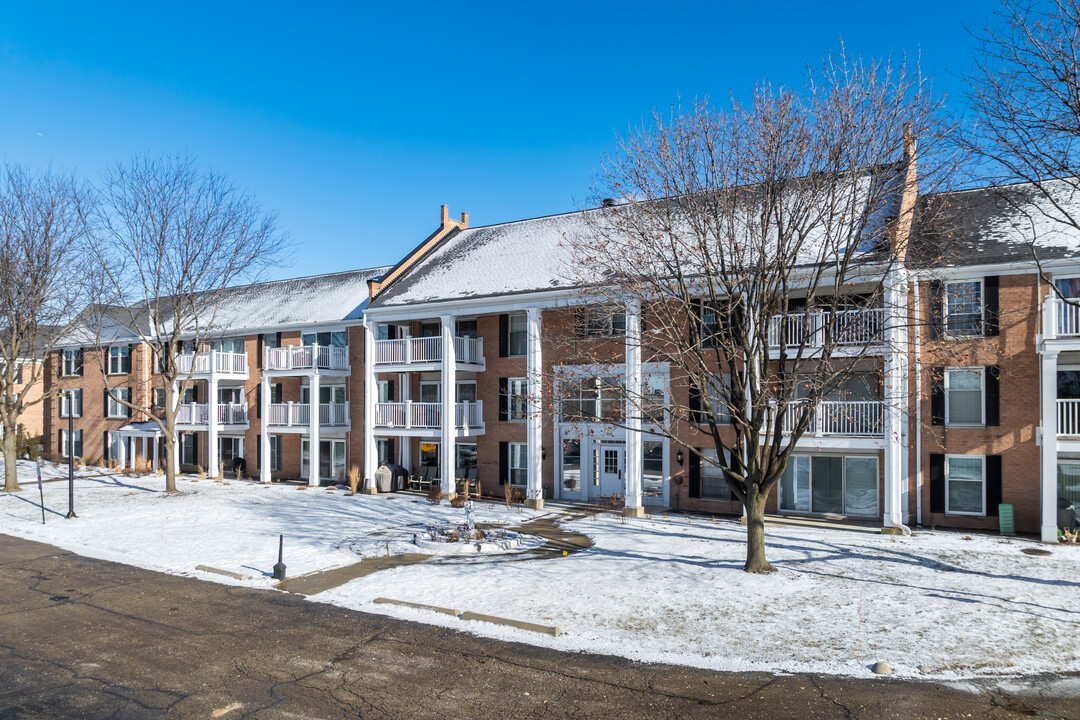 Three Fountains on the Lake in Rolling Meadows, IL - Building Photo