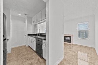 Columbia Oaks in Dallas, TX - Building Photo - Building Photo