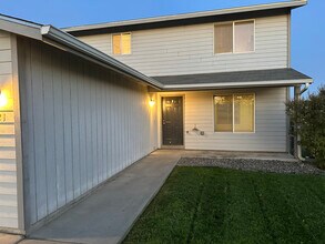 1021 W Windrose Dr in Moses Lake, WA - Building Photo - Building Photo