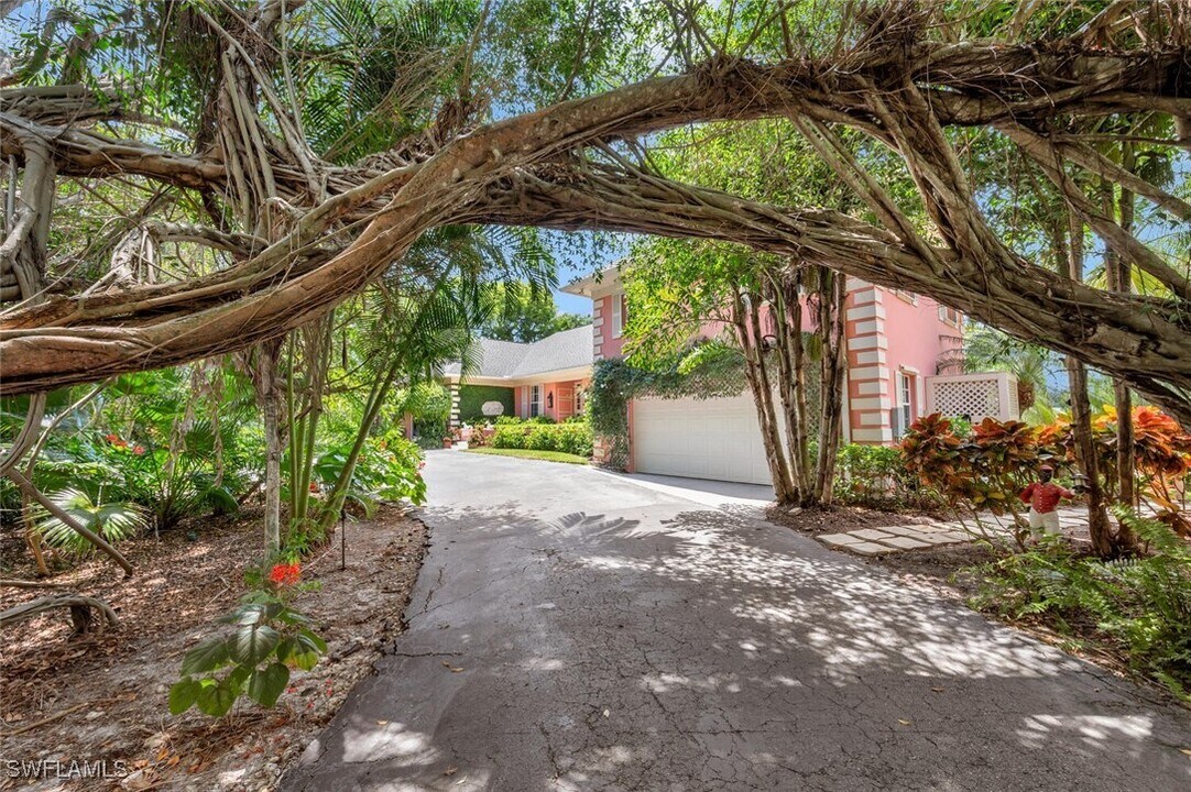 2627 Half Moon Walk in Naples, FL - Building Photo