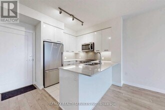 35 Watergarden Dr in Mississauga, ON - Building Photo - Building Photo