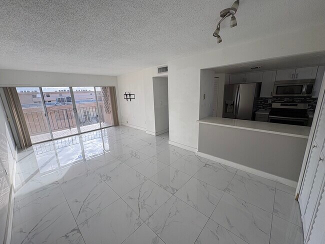 8889 Fontainebleau Blvd, Unit 504 in Miami, FL - Building Photo - Building Photo