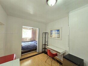 1252 SW 23rd St-Unit -1 in Miami, FL - Building Photo - Building Photo
