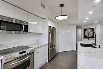 19900 E Country Club Dr, Unit 311 in Aventura, FL - Building Photo - Building Photo