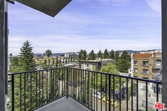 5608 La Mirada Ave in Los Angeles, CA - Building Photo - Building Photo