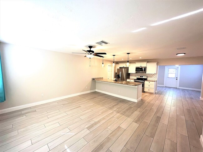 4499 E Alhambra Cir in Naples, FL - Building Photo - Building Photo
