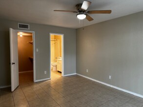 9700 Leawood Blvd in Houston, TX - Building Photo - Building Photo