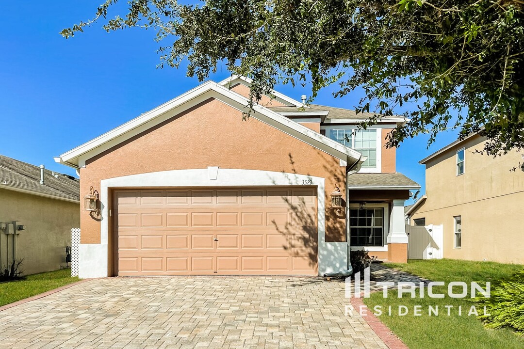 3523 Hunting Creek Loop in New Port Richey, FL - Foto de edificio