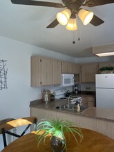 6285 Jacinto Ave in Sacramento, CA - Foto de edificio - Building Photo