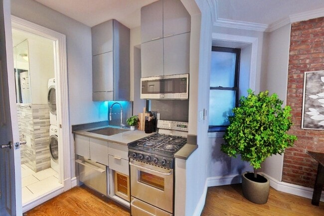 697 TENTH (47th St. & 48th St.), #4RS in New York, NY - Building Photo - Building Photo