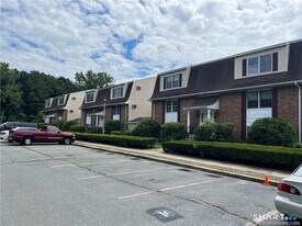 302 Boston Post Rd in Waterford, CT - Building Photo