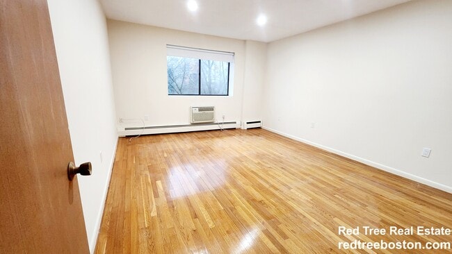 24 Fuller St, Unit 405 in Brookline, MA - Foto de edificio - Building Photo