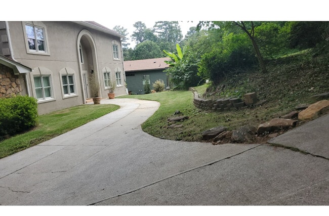 1932 Lake Lucerne Dr SW in Lilburn, GA - Building Photo - Building Photo
