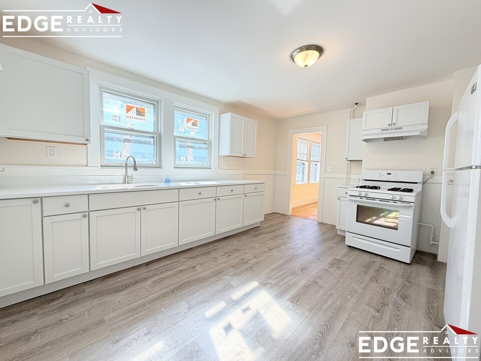 62 S Hobart St in Boston, MA - Building Photo