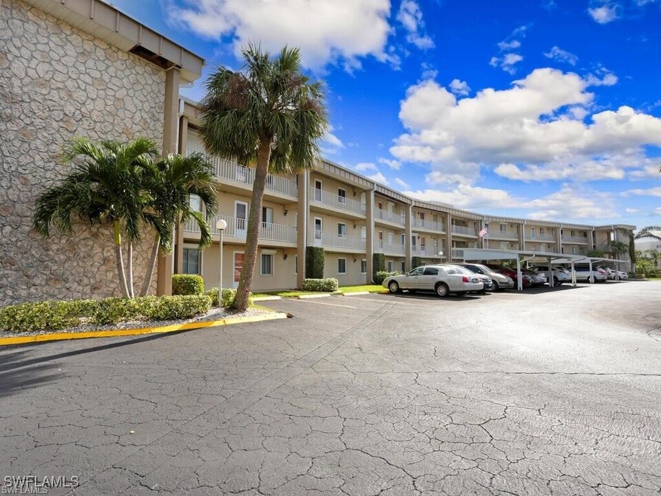 2244 Winkler Ave in Ft. Myers, FL - Foto de edificio
