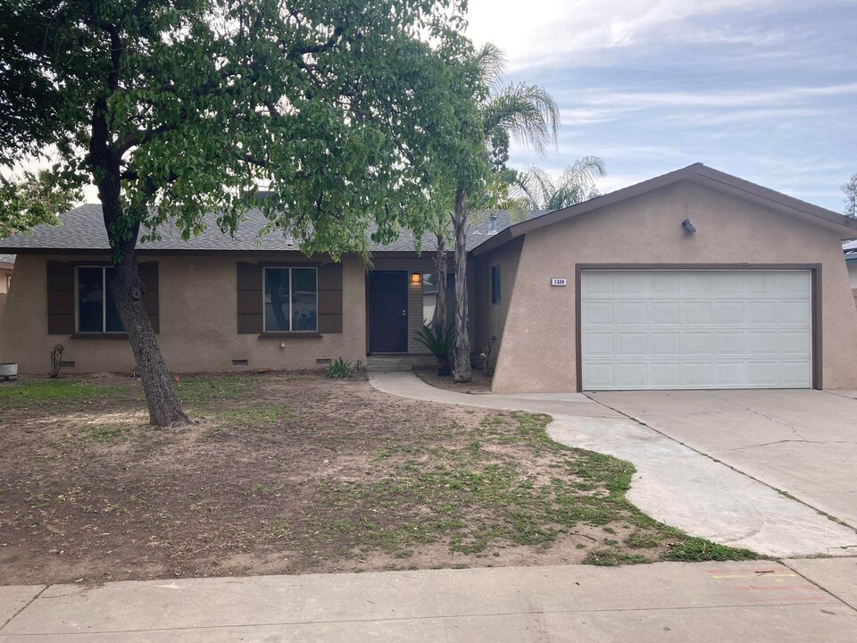 1324 Ezie Ave in Clovis, CA - Foto de edificio