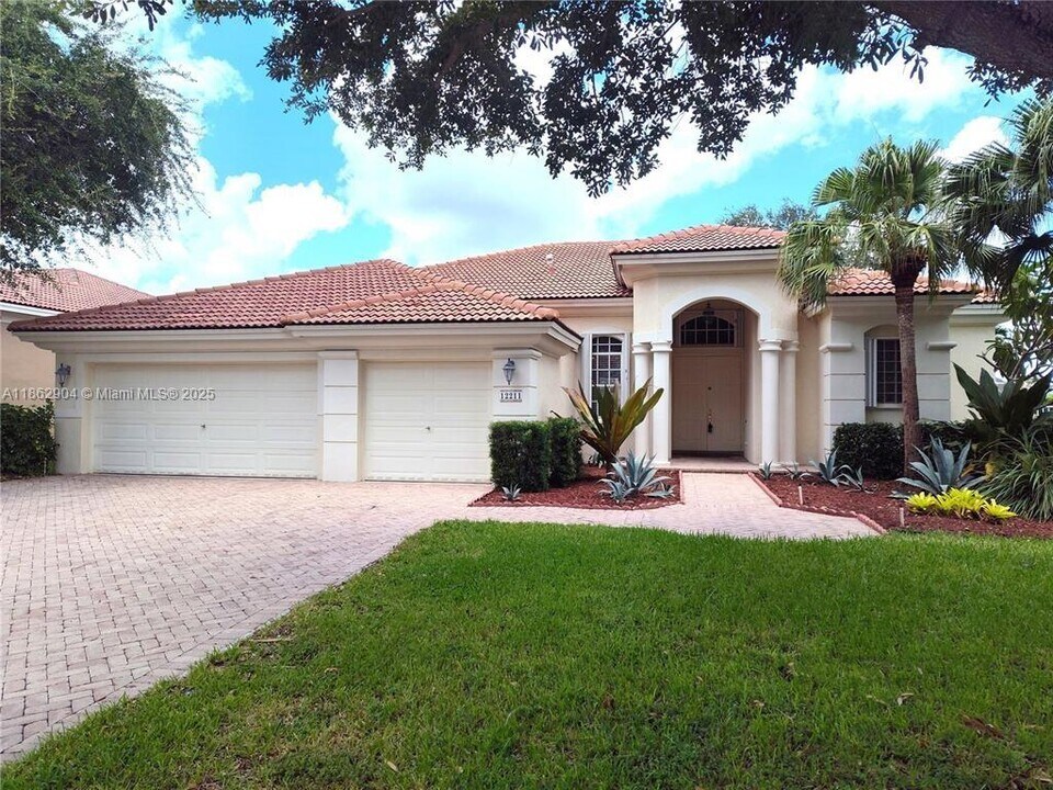 12211 NW 49th St in Coral Springs, FL - Building Photo